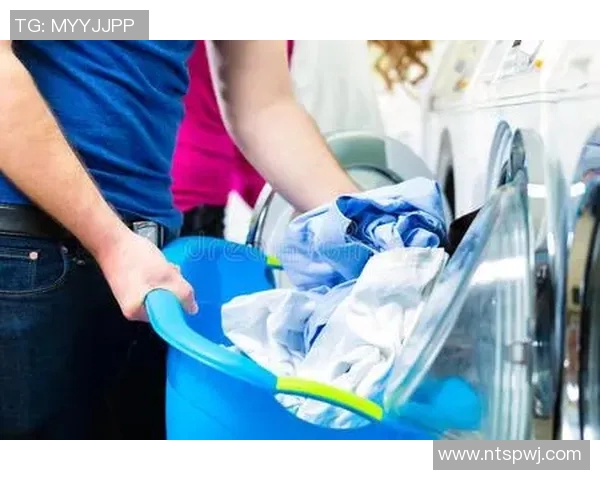 足球明星在家洗衣服的日常生活揭秘与背后的趣事分享