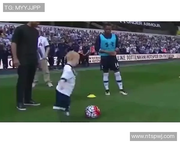 足球明星挂画与钟表完美结合为您的家居增添运动魅力与时尚气息